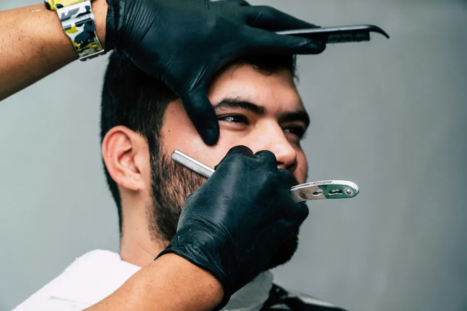 Verzorging van een baard met een scheermes